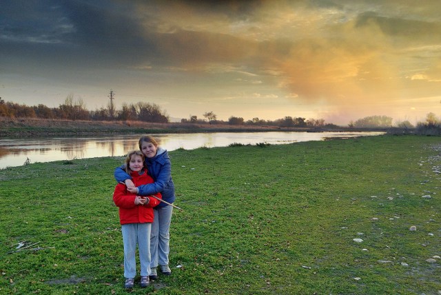 Posando junto al río
