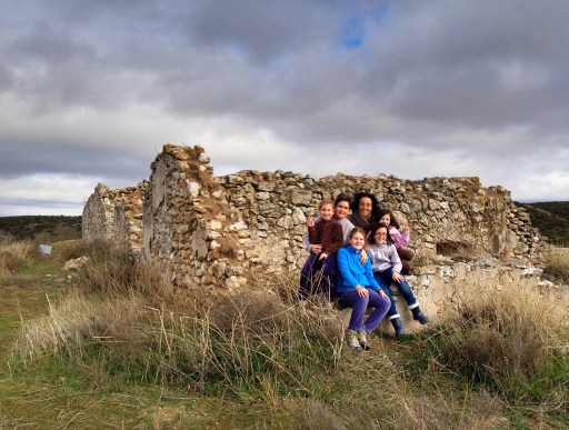 Foto del grupo en los restos de la antigua casa del Butarrón