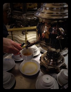 Sirviéndonos el consomé