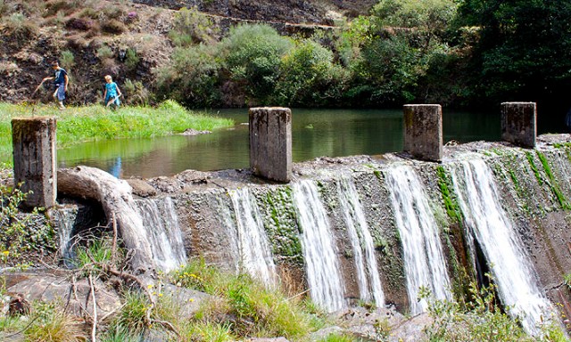 Pequeña presa que embalsa el agua del río