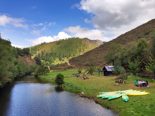 Vista general del área recreativa y del río Agüeira