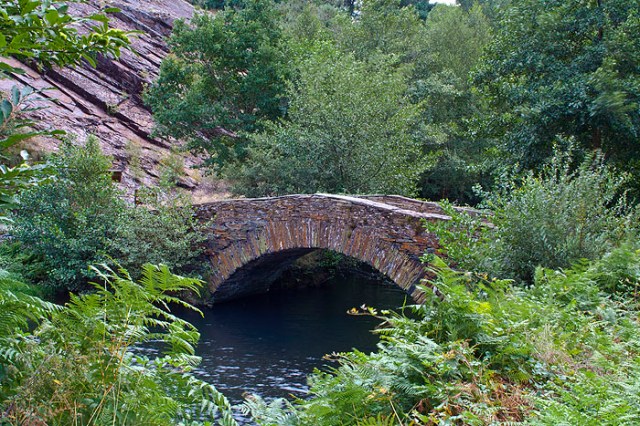 Bonito puente sobre el río Agüeira